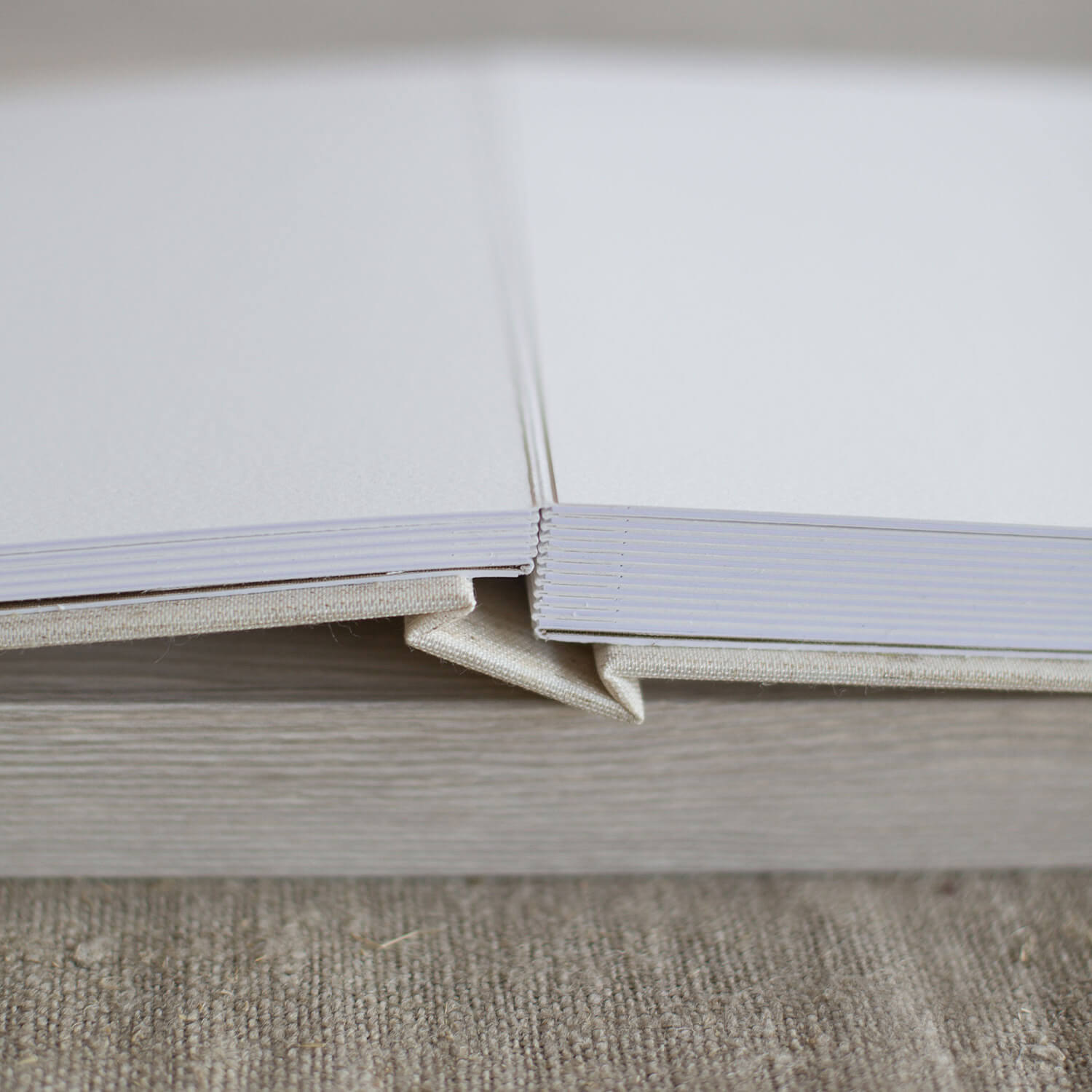 Layflat-Bindung im geöffneten Young Book Hochzeitsalbum mit Premiumseiten auf Naturpapier