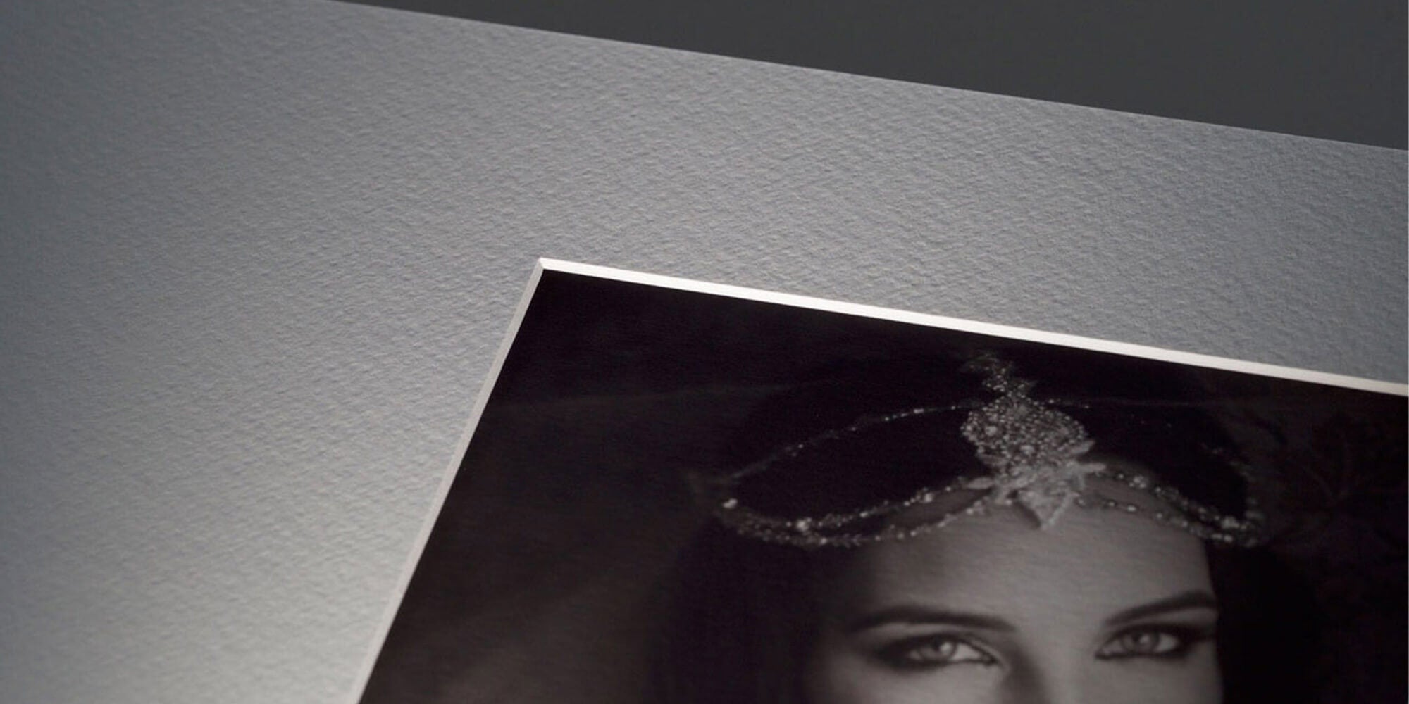 Detailaufnahme eines Fine-Art-Hochzeitsfotos mit edler Papierstruktur